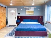 Ein Bett oder Betten in einem Zimmer der Unterkunft The Moose at Memphis Downtown &amp; Victorian Village