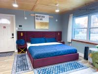 Ein Schlafzimmer mit einem Bett und ein Schild, das liest, was man ist. in der Unterkunft The Moose at Memphis Downtown &amp; Victorian Village in Memphis