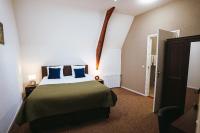 Een bed of bedden in een kamer bij The Velvet Lodge