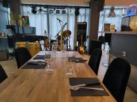 een lange houten tafel met wijnglazen erop bij Le Grand Studio Centre Gare in Épinal