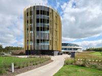 un gran edificio amarillo con una acera delante de él en Hotel du Bois d&#39;Arlon, en Arlon