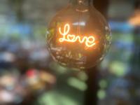 een gloeilamp met het woord liefde erop geschreven bij Casa Caloura Natura Deluxe Accommodation & Spa in Caloura