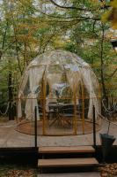 ein Pavillon mit einem Tisch und Stühlen darin in der Unterkunft Dream Park in Gyulagarak