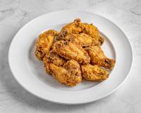 Un tazón de pollo frito en un plato blanco en Holiday Inn Rock Hill by IHG, en Rock Hill