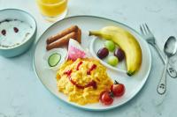 ein Frühstücksteller mit Eiern und einer Banane in der Unterkunft Holiday Inn Kyoto Gojo in Kyoto