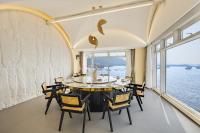 山海行旅三梦季汤池海景酒店 في Houjiazhuang: غرفة طعام مع طاولة وكراسي ونافذة كبيرة