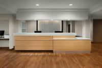 una oficina con un escritorio con dos sillas en Fairfield Inn &amp; Suites Portland South&#47;Lake Oswego, en Lake Oswego