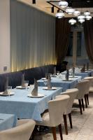 タシュケントにあるGreen Park Hotelの青いテーブルクロスと椅子が並ぶテーブル