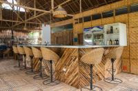 Un bar con taburetes en una habitación. en Dive Camp, en Dauin