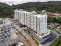 eine Luftansicht eines großen weißen Gebäudes in der Unterkunft Zenith Suites Cameron in Tanah Rata