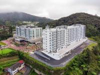 eine Luftansicht eines großen weißen Gebäudes in der Unterkunft Zenith Suites Cameron in Tanah Rata