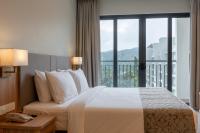 Ein Bett oder Betten in einem Zimmer der Unterkunft Zenith Suites Cameron