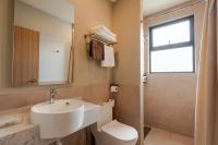 Ein Badezimmer in der Unterkunft Zenith Suites Cameron