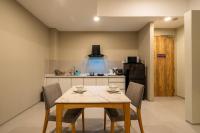 Ein Sitzbereich in der Unterkunft Zenith Suites Cameron
