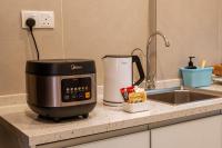 Kaffee-&#47;Teezubehör in der Unterkunft Zenith Suites Cameron