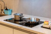 Küche&#47;Küchenzeile in der Unterkunft Zenith Suites Cameron