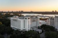 Blick auf einen Fluss in der Nähe des Hotels