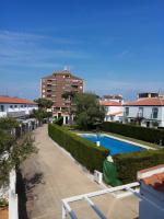 Bazén v ubytování Islantilla adosado piscina, parking 1 minuto al mar nebo v jeho okolí