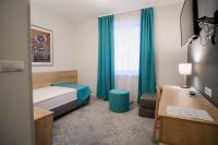 Postel nebo postele na pokoji v ubytování Hotel Adalbert Szent Tamás ház