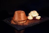 Un primer plano de un plato con postres encima. en Auberge de la Source, en Chazey-Bons