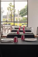 een rij tafels met borden en servetten erop bij Pan Ville Resort in Pathum Thani