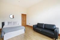 Postel nebo postele na pokoji v ubytování Elgin Avenue Hububb Stay