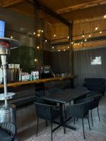 ein Restaurant mit einem Tisch, Stühlen und einer Theke in der Unterkunft Hotel Villa Montes in Ezequiel Montes