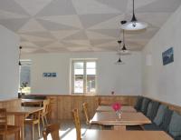 Un comedor con mesas y sillas y un techo en Albergo Ristorante Stazione Cavaglia, en Poschiavo