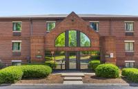 un edificio de ladrillo con un arco delante de él en Suburban Studios-Cary, en Cary