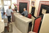 Dos hombres de pie en un mostrador de una tienda en Hotel Boustane, en Casablanca