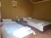 バラトプルにあるCrocodile View Camp Hôtelのベッド2台とテーブルのある部屋