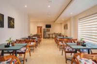 Airport Haven في إرناكولام: صف من الطاولات والكراسي في مطعم