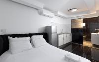 Ein Bett oder Betten in einem Zimmer der Unterkunft Sahara - Designed Duplex with a private pool