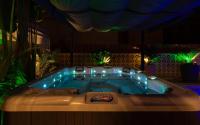 eine Whirlpool-Badewanne in einem Zimmer mit Beleuchtung in der Unterkunft Sahara - Designed Duplex with a private pool in Eilat