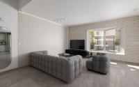 ein Wohnzimmer mit Couch und Fernseher in der Unterkunft Sahara - Designed Duplex with a private pool in Eilat