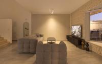 ein Wohnzimmer mit zwei Sofas und einem Flachbildfernseher in der Unterkunft Sahara - Designed Duplex with a private pool in Eilat