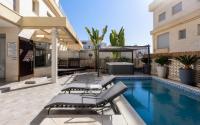ein Swimmingpool mit Liegestühlen neben einem Gebäude in der Unterkunft Sahara - Designed Duplex with a private pool in Eilat