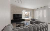 ein Wohnzimmer mit Couch und Fernseher in der Unterkunft Sahara - Designed Duplex with a private pool in Eilat