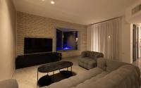 ein Wohnzimmer mit Couch und Flachbildfernseher in der Unterkunft Sahara - Designed Duplex with a private pool in Eilat