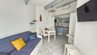 Kuchnia lub aneks kuchenny w obiekcie JARDINS DE NEPTUNE Duplex avec terrasse en residence avec piscine proche du port - Clim