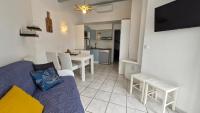 Telewizja i/lub zestaw kina domowego w obiekcie JARDINS DE NEPTUNE Duplex avec terrasse en residence avec piscine proche du port - Clim