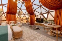 Ein Sitzbereich in der Unterkunft Al Marmoom Oasis Luxury Experiential Desert Domes