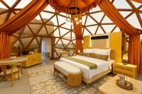 ein Schlafzimmer mit einem Bett in einem Zelt in der Unterkunft Al Marmoom Oasis Luxury Experiential Desert Domes in Dubai