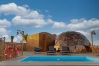 ein Resort mit einer Kuppel und einem Pool in der Unterkunft Al Marmoom Oasis Luxury Experiential Desert Domes in Dubai
