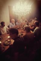 un grupo de personas sentadas alrededor de una mesa larga en Entre 2 Mers - Charming guesthouse, en Cancon