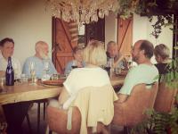 un grupo de personas sentadas alrededor de una mesa en Entre 2 Mers - Charming guesthouse, en Cancon