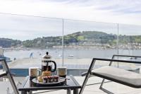 einen Tisch mit einem Wasserkocher und Cupcakes auf dem Balkon in der Unterkunft Teign View, Grand Banks in Teignmouth