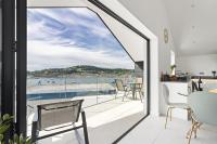 ein Zimmer mit Balkon und Meerblick in der Unterkunft Teign View, Grand Banks in Teignmouth