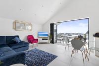 ein Wohnzimmer mit einer Couch und einem Tisch und Stühlen in der Unterkunft Teign View, Grand Banks in Teignmouth