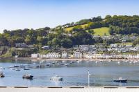 eine Gruppe von Booten in einem Wasserkörper in der Unterkunft Teign View, Grand Banks in Teignmouth